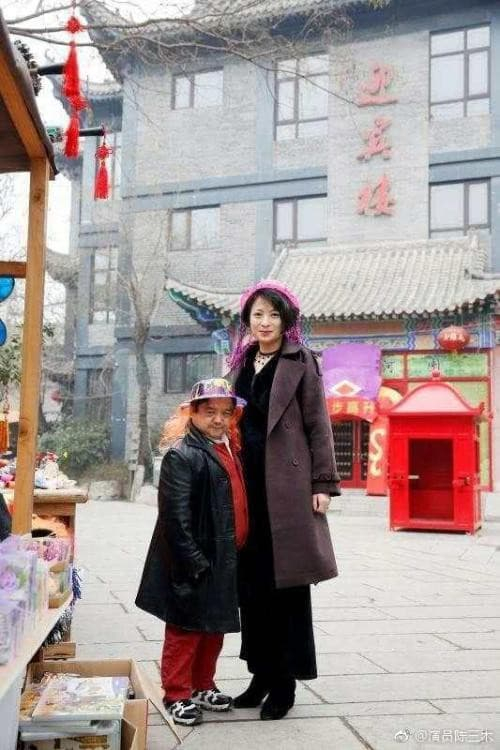 Nam diễn viên lùn nhất showbiz: Chỉ cao 1,28m, ngủ bụi ngoài công viên - gầm cầu vẫn cưới được 4 cô vợ trẻ đẹp