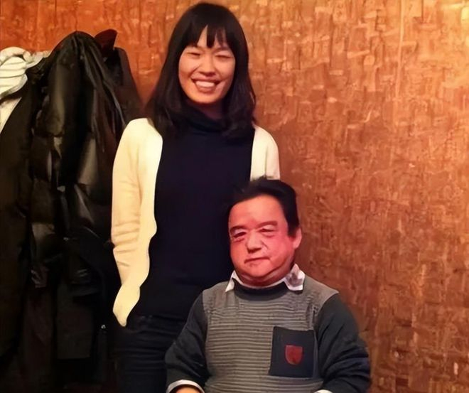 Nam diễn viên lùn nhất showbiz: Chỉ cao 1,28m, ngủ bụi ngoài công viên - gầm cầu vẫn cưới được 4 cô vợ trẻ đẹp