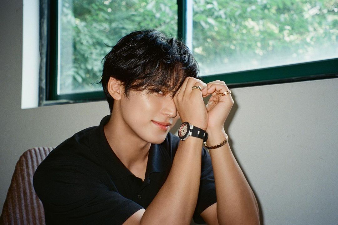Mingyu nổi tiếng quảng giao, khéo léo khi tham gia show giải trí và sở hữu mạng lưới quan hệ rộng khắp giới idol lẫn showbiz Hàn