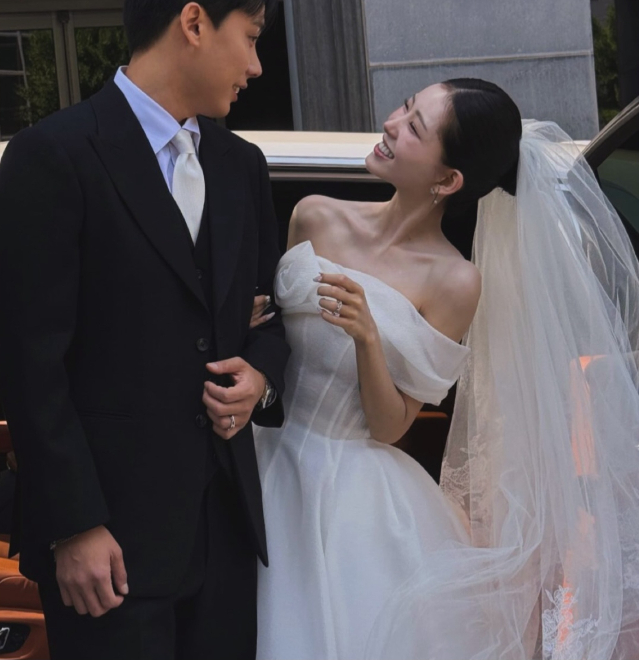 Drama sốc trong đám cưới sao nữ nổi tiếng và chồng phông bạt: Khách mời không thèm gửi tiền mừng nhưng “ăn như thuồng luồng” còn làm loạn khán phòng