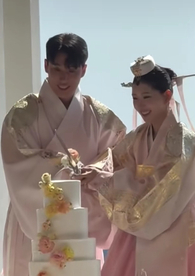 Drama sốc trong đám cưới sao nữ nổi tiếng và chồng phông bạt: Khách mời không thèm gửi tiền mừng nhưng “ăn như thuồng luồng” còn làm loạn khán phòng