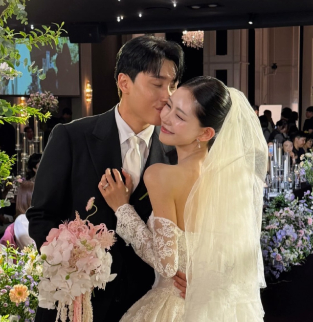 Drama sốc trong đám cưới sao nữ nổi tiếng và chồng phông bạt: Khách mời không thèm gửi tiền mừng nhưng “ăn như thuồng luồng” còn làm loạn khán phòng