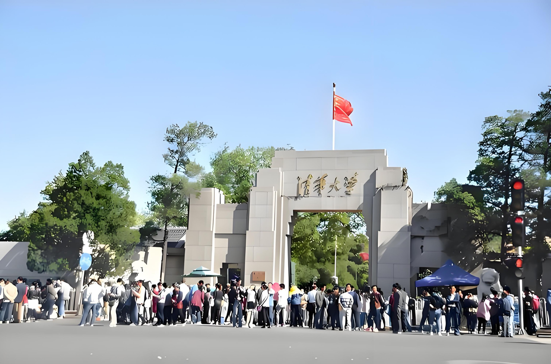 Dòng người đổ về tham quan hai ngôi trường này mỗi năm đông đúc không thua kém địa điểm du lịch nổi tiếng nào