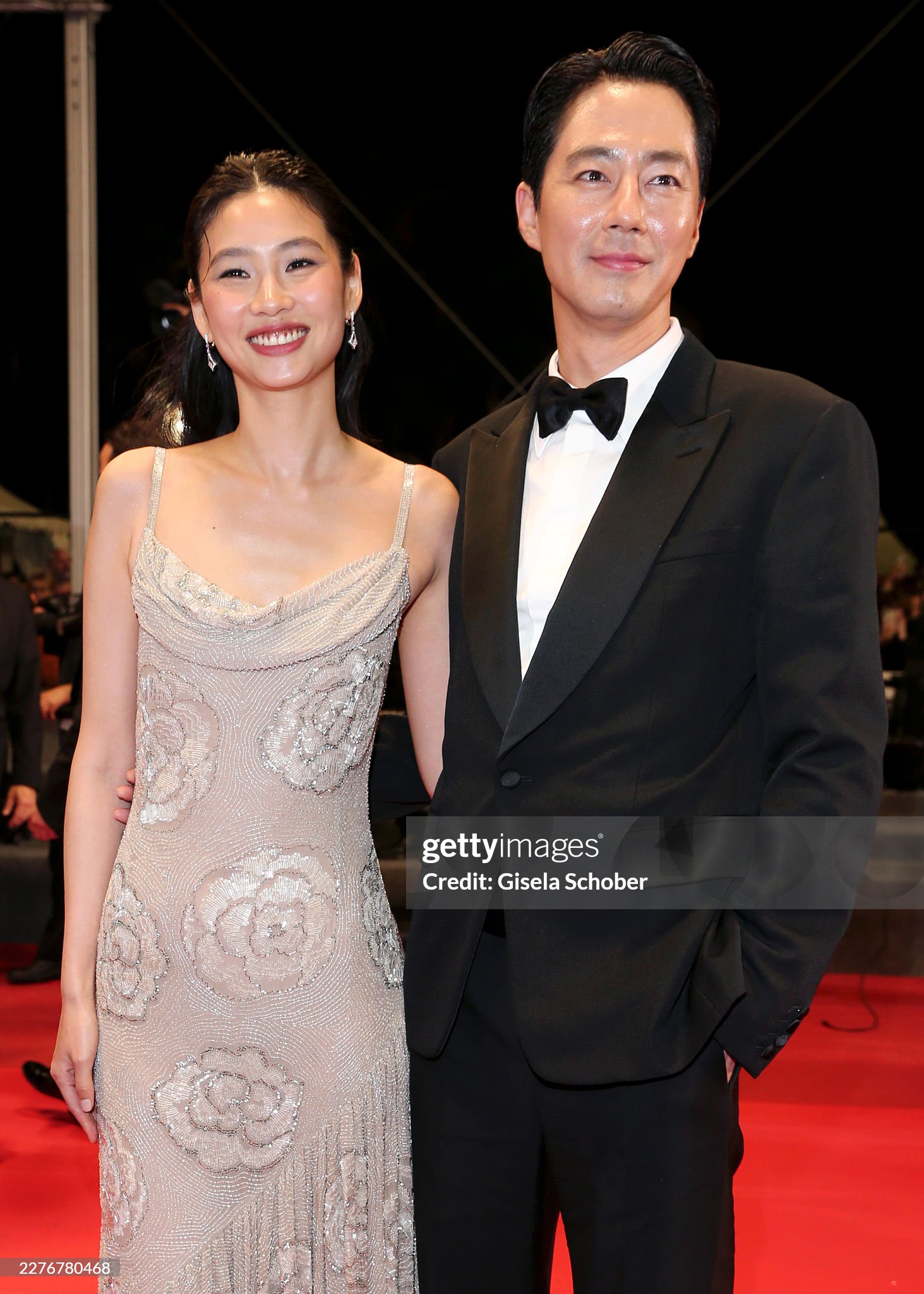... và ghẻ lạnh dàn sao châu Á như Jung Ho Yeon, Jo In Sung, Hwang Jung Min...