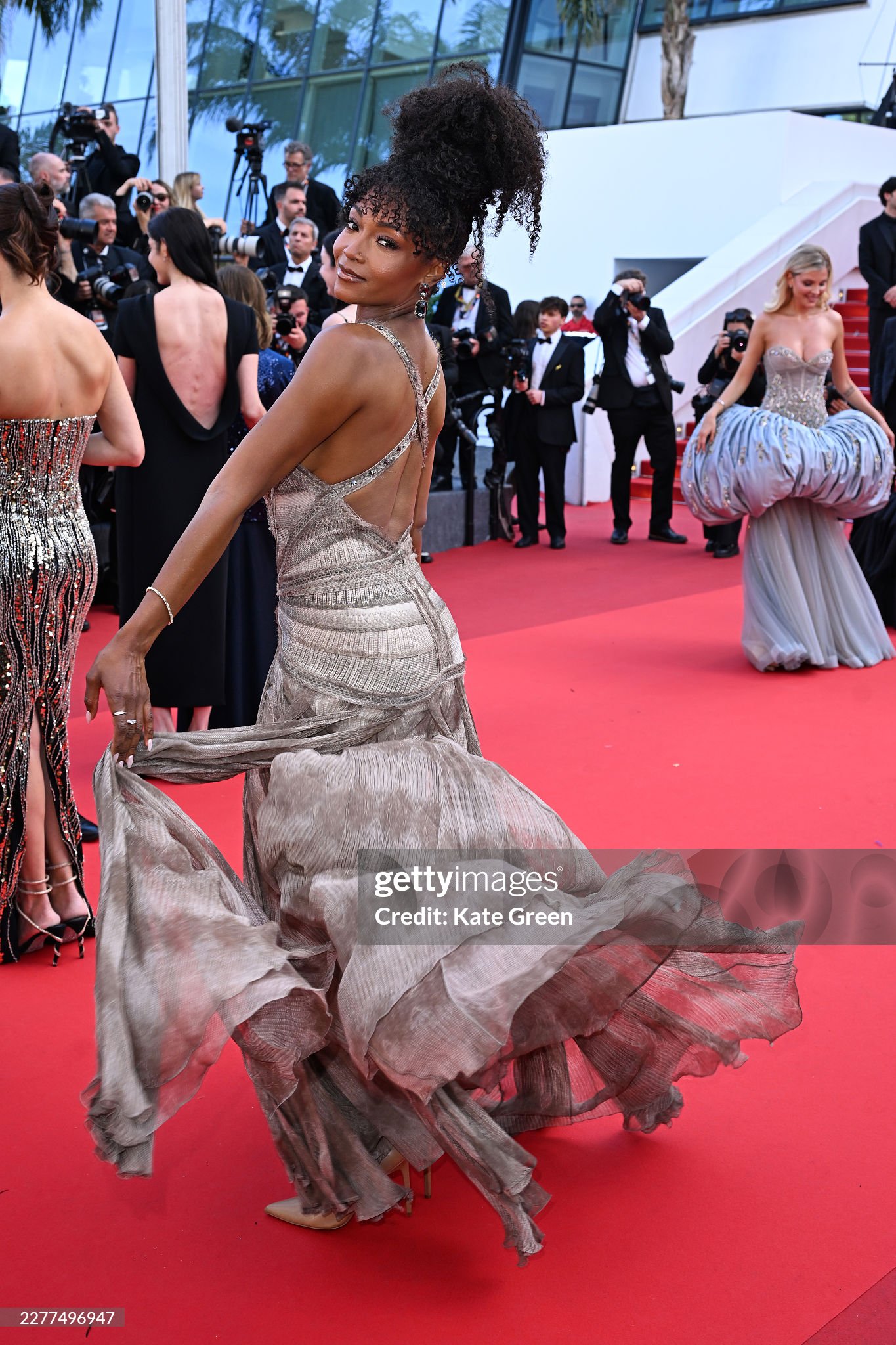 Diễn viên kiêm Á quân mùa thứ 3 chương trình America's Next Top Model - Yaya DaCosta tung váy đẹp mắt. Ảnh: Getty Images