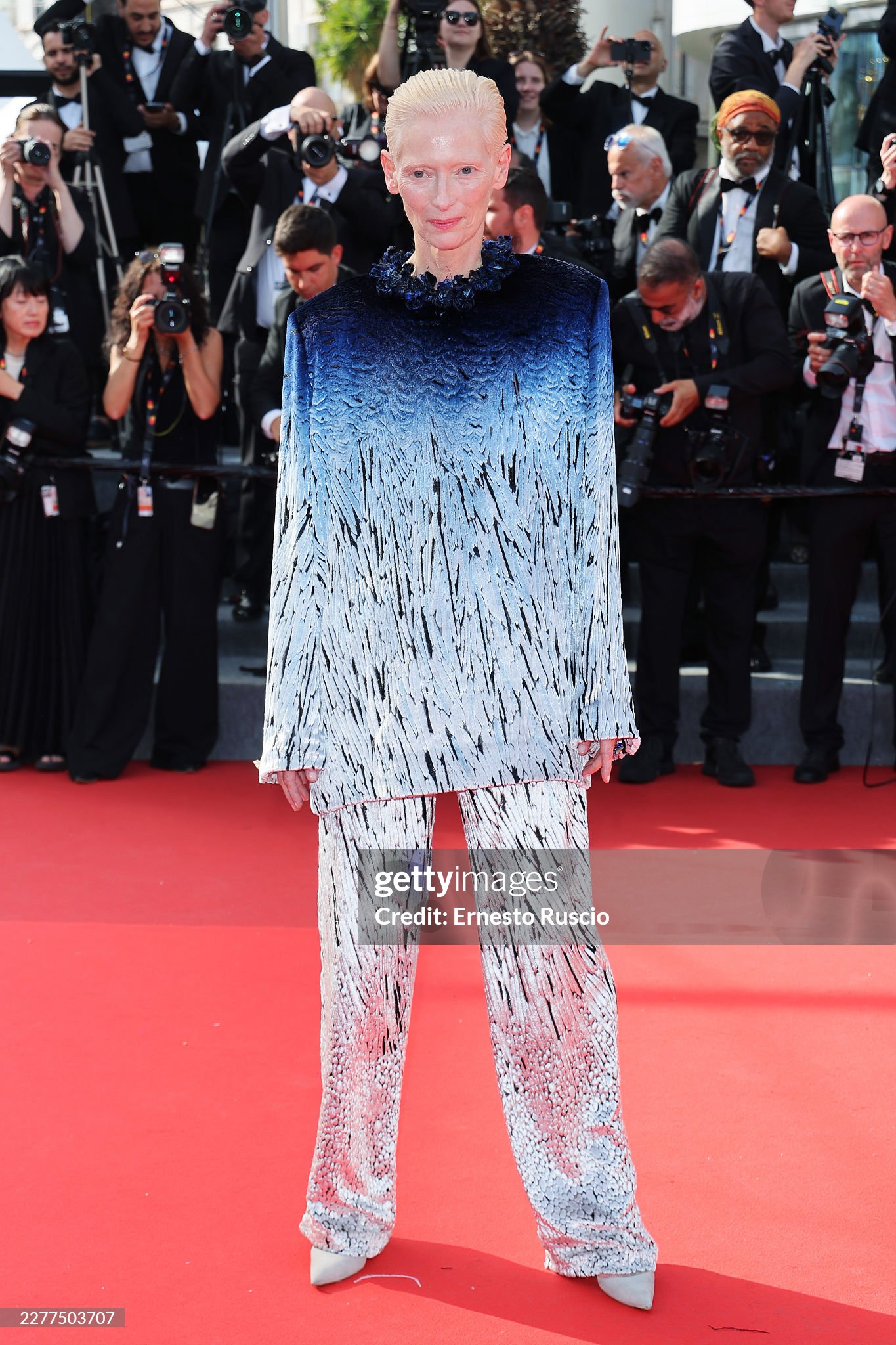 Biểu tượng phi giới tính Tilda Swinton lên đồ ấn tượng. Ảnh: Getty Images