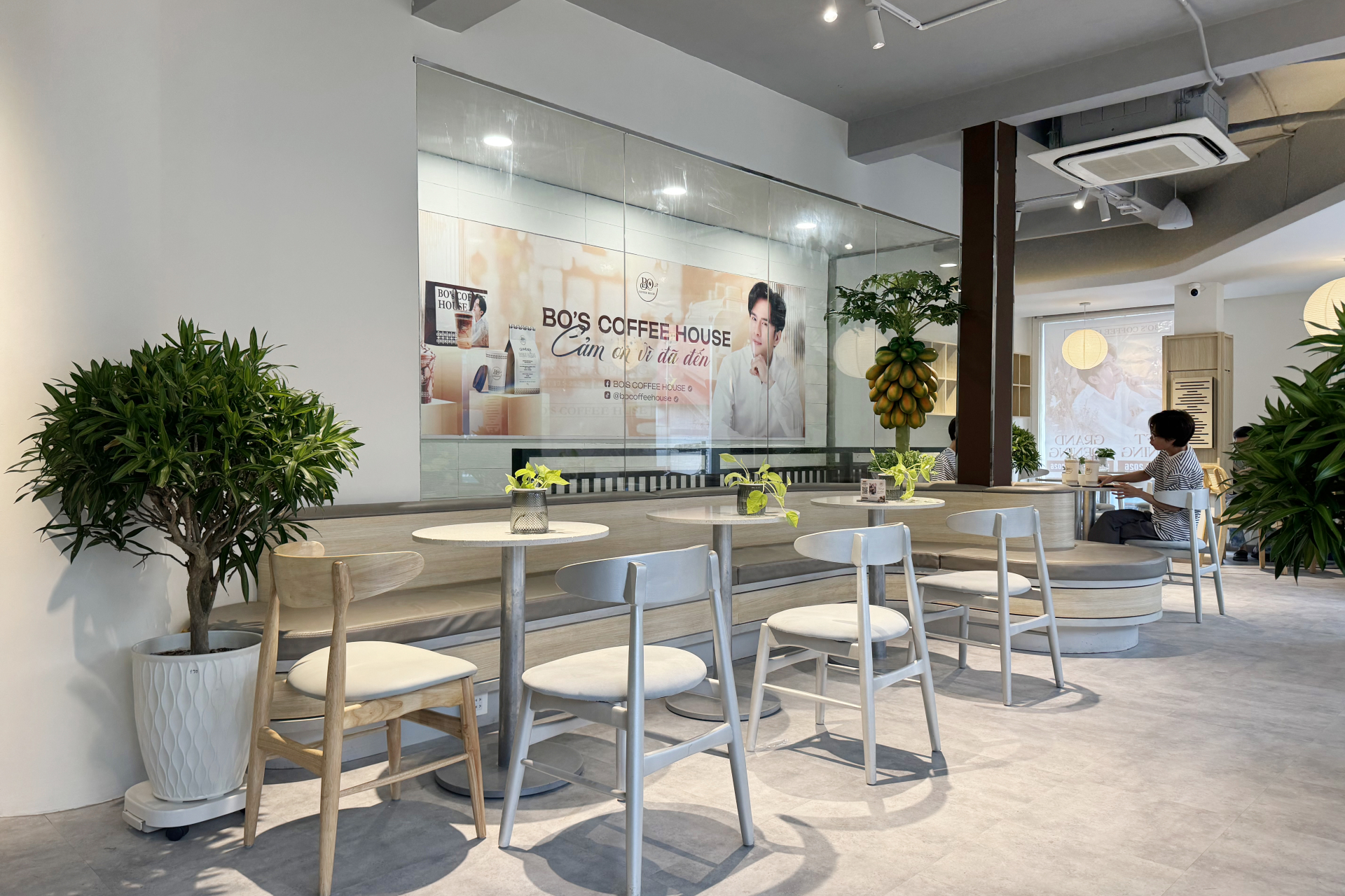 Uống thử quán nước của anh Bo Đan Trường: Hạt cà phê được nhập từ Pháp, có tầng bí mật khiến fan phải vỡ oà