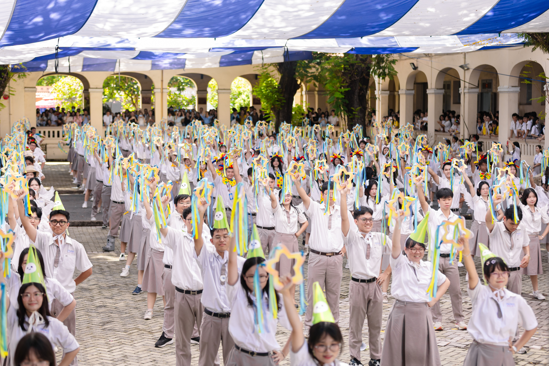 Hoạt động nhảy flashmob chính là điểm nhấn quan trọng nhất của Chương trình Truyền thống Khối 12 - TỎA niên khóa 2023 - 2026