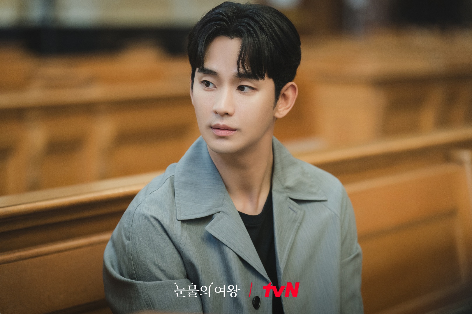 Kim Soo Hyun đang rơi vào trạng thái suy kiệt báo động. Cơ thể anh gầy sọp, gương mặt hốc hác, tiều tụy đến nhận không ra. Ảnh: TvN.