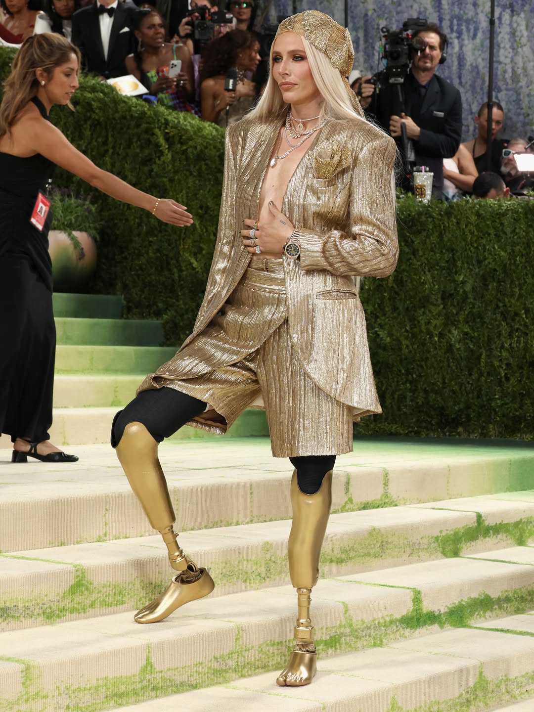 Lauren Wasser gây ấn tượng mạnh tại Met Gala với đôi chân giả bằng kim loại màu vàng. Ảnh: Getty Images