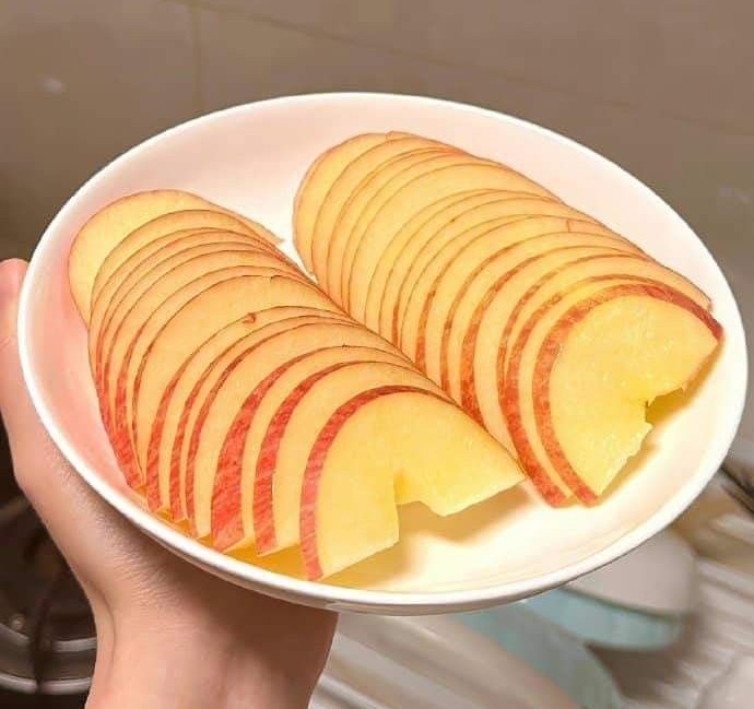 Cô gái 20 tuổi chỉ ăn bánh mì hoặc trái cây để giảm cân dẫn tới gan nhiễm mỡ (Ảnh minh họa)