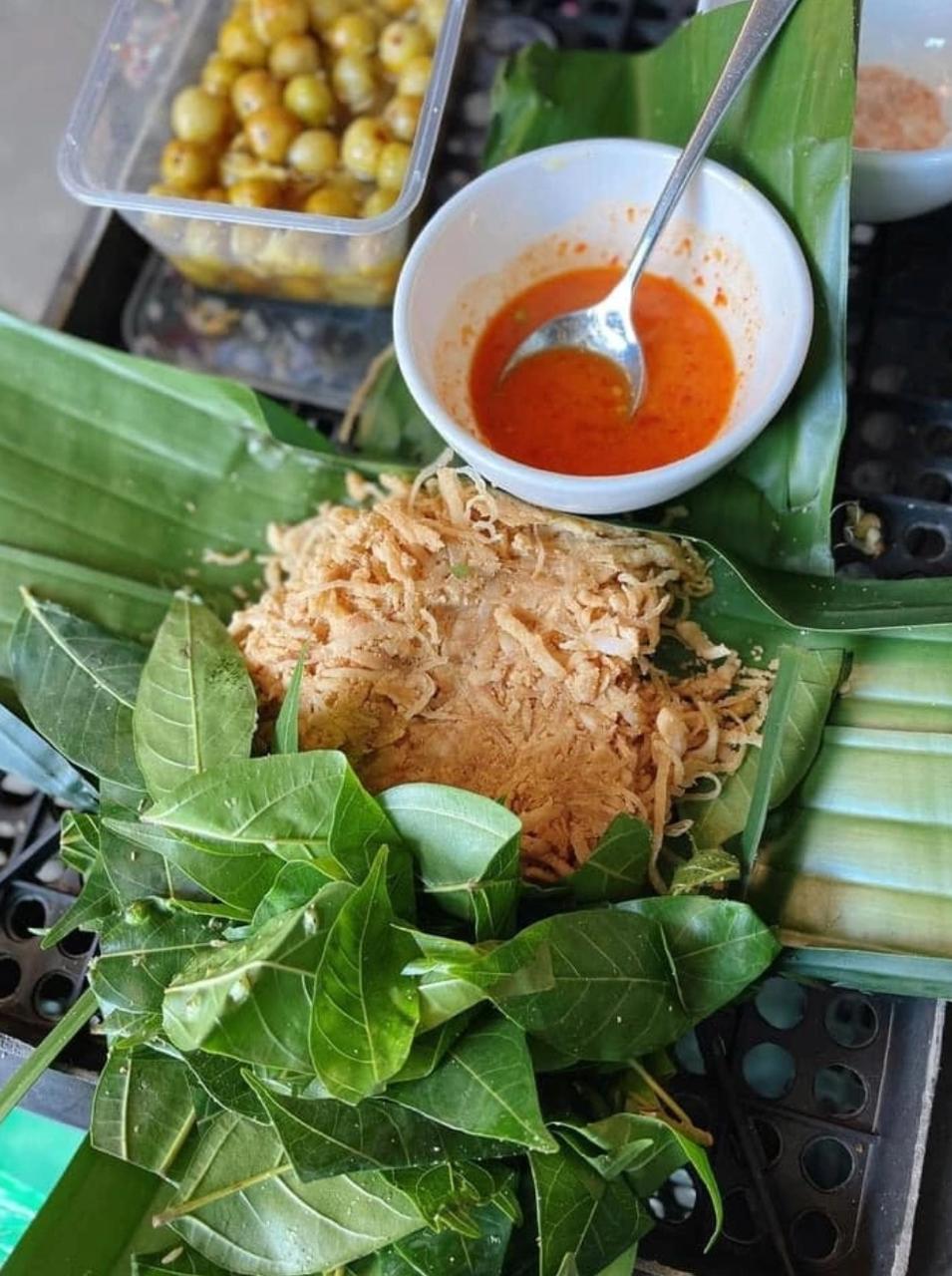 Món nem Phùng ăn kèm với lá sung. Phần nem được bện chặt trong lá chuối nên còn gọi là