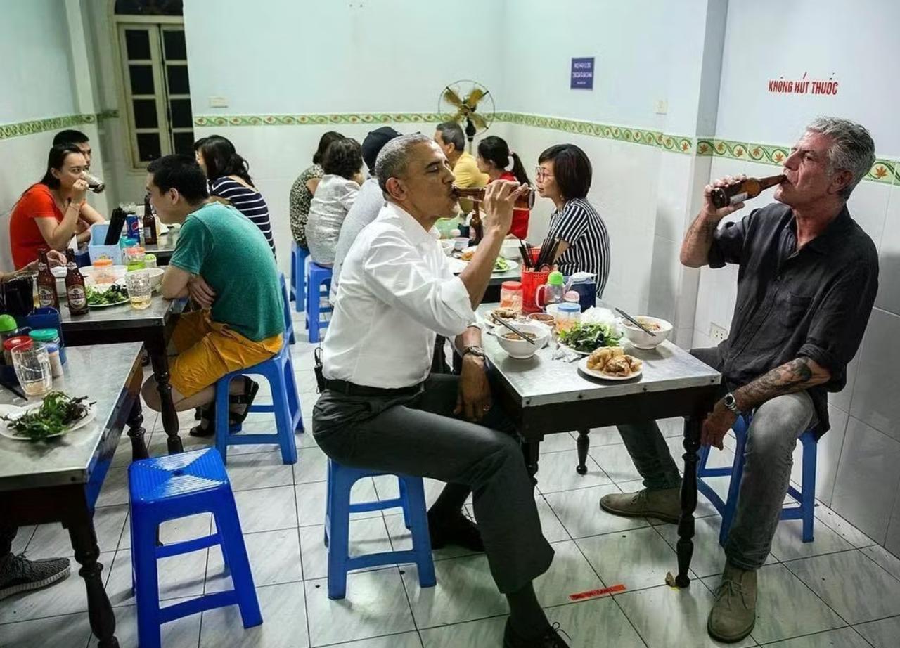 Tổng thống Mỹ Obama và đầu bếp Anthony Bourdain uống bia khi ăn bún chả Hà Nội. Ảnh: Instagram của nhiếp ảnh gia Pete Souza.