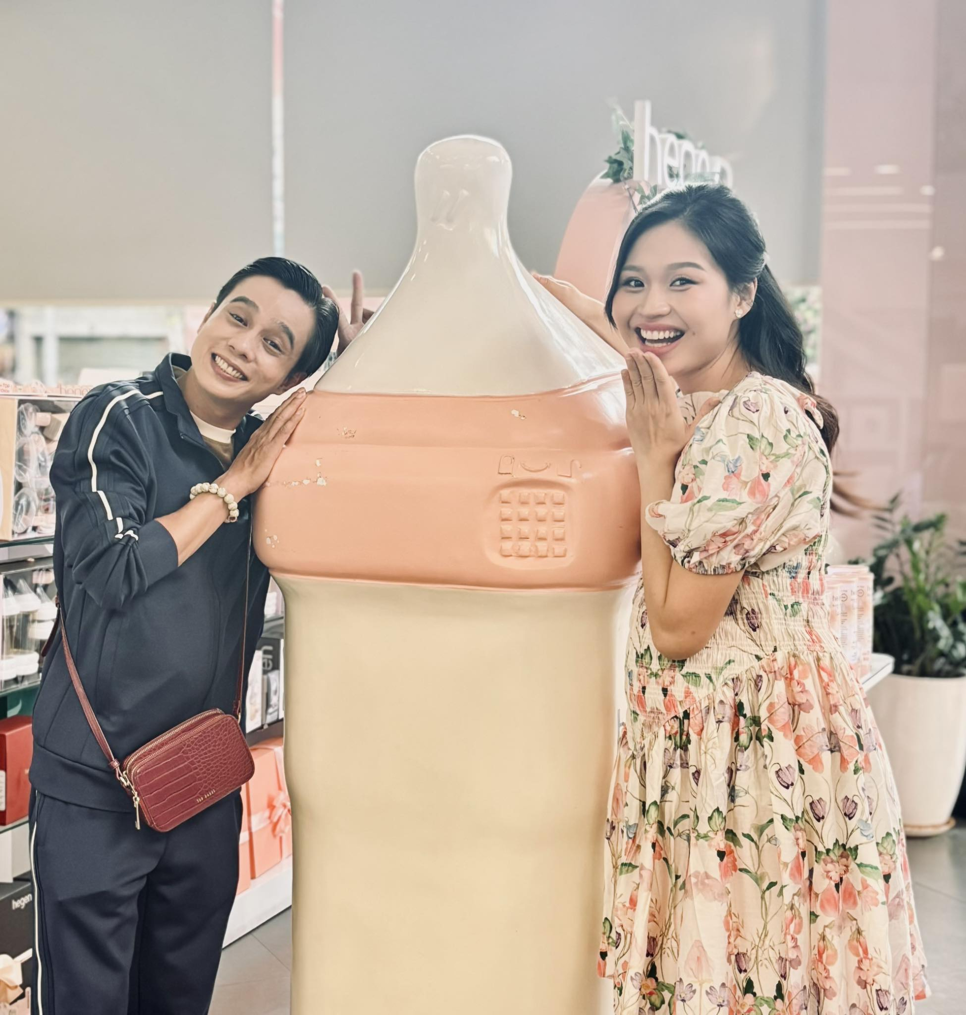 Cặp đôi cùng nhau chuẩn bị mọi thứ để chào đón em bé đầu lòng