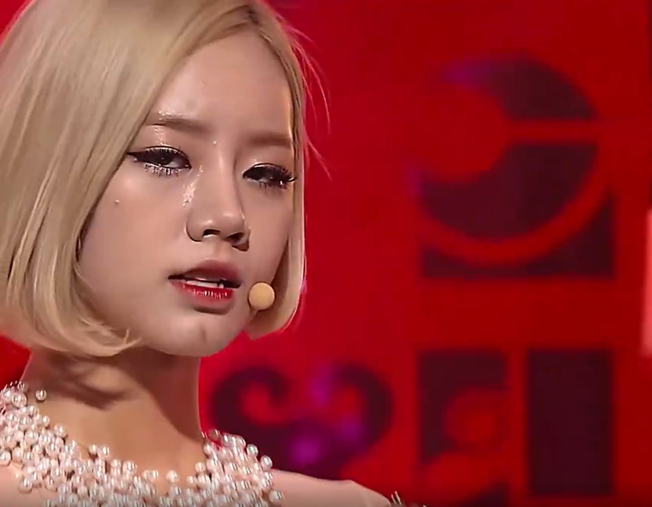 Hyeri lộ biểu cảm cùng nhiều dấu hiệu đáng lo ngại ngay giữa tiết mục Something trên sân khấu M! Countdown. Ảnh: Naver