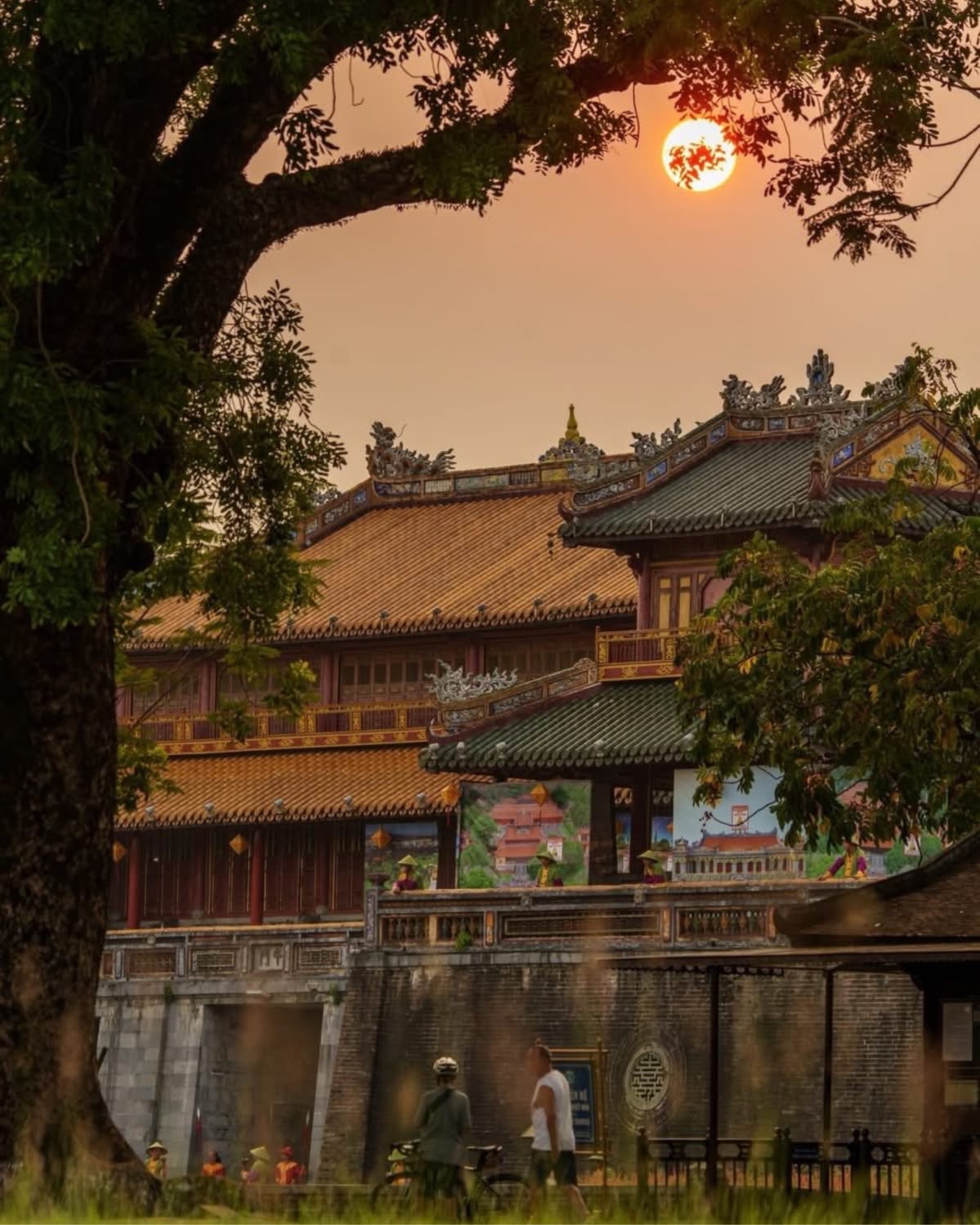 Giải mã hiện tượng lạ trên phố Tây xứ Huế Giới trẻ say sưa cùng trào lưu mới trên bàn nhậu