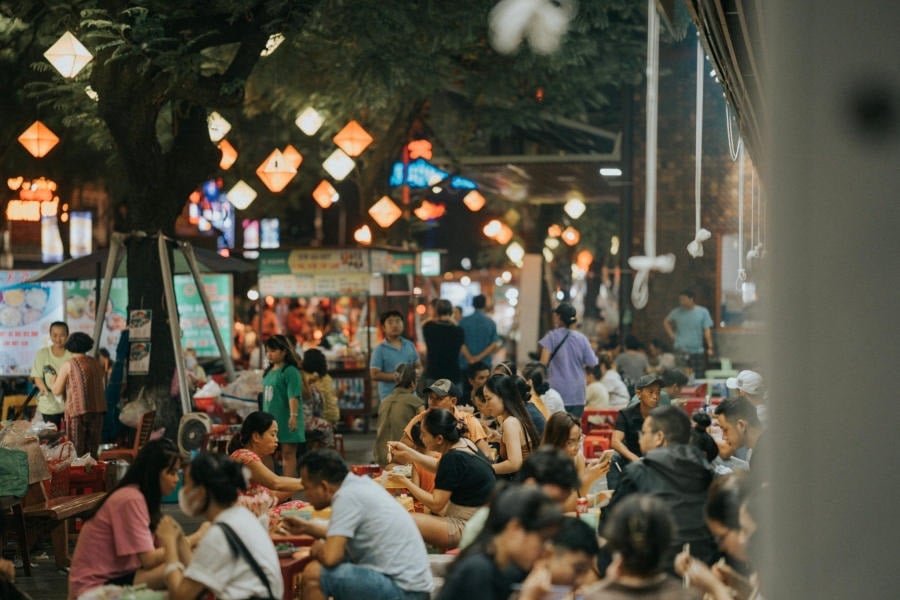 Giải mã hiện tượng lạ trên phố Tây xứ Huế Giới trẻ say sưa cùng trào lưu mới trên bàn nhậu