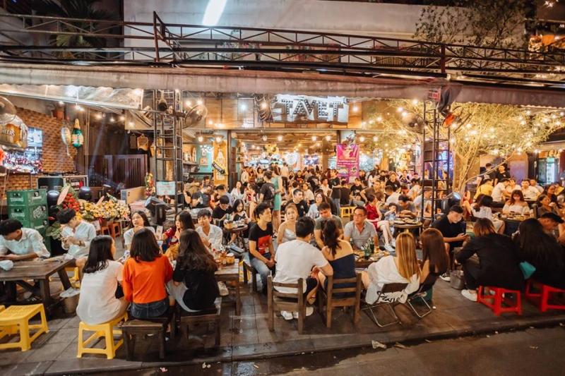 Giải mã hiện tượng lạ trên phố Tây xứ Huế Giới trẻ say sưa cùng trào lưu mới trên bàn nhậu