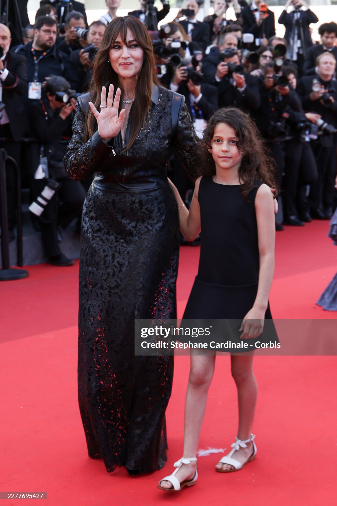 Biểu tương nhan sắc Ý Monica Bellucci dự Cannes cùng diễn viên nhí Tawba El Gharchi. Ảnh: Getty Images