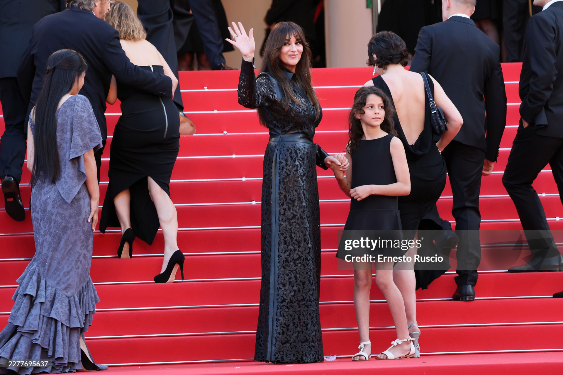 Monica Bellucci diện thiết kế váy đen kín đáo. Ảnh: Getty Images