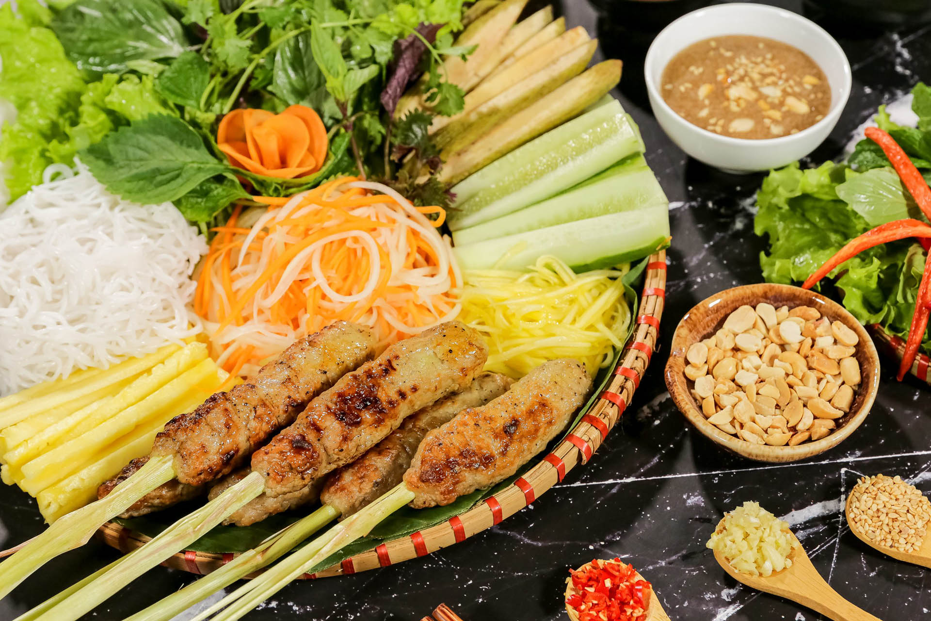Nem lụi đứng ở vị trí thứ 24 với cùng số điểm 4,1 sao, đây là món ăn được nhiều du khách nước ngoài yêu thích