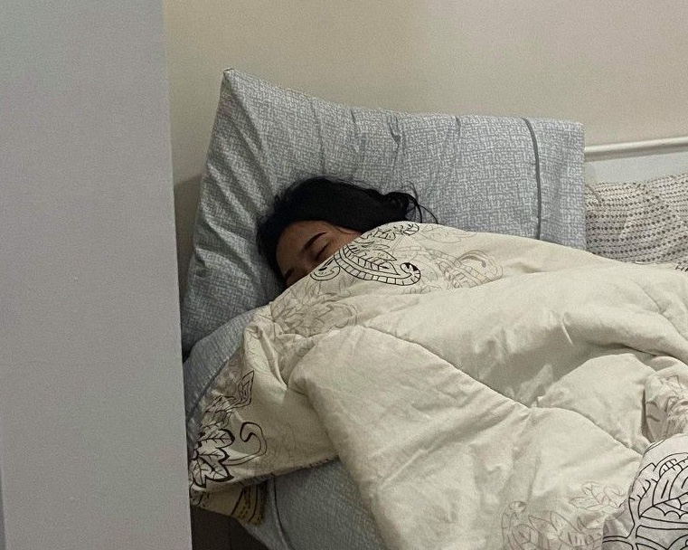 Đặt hạt tiêu lên rốn đúng cách giúp ngu ngon hơn (Ảnh minh họa)