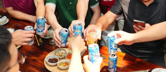 Giải mã hiện tượng lạ trên phố Tây xứ Huế Giới trẻ say sưa cùng trào lưu mới trên bàn nhậu
