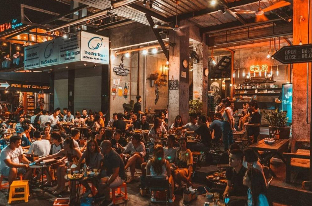 Giải mã hiện tượng lạ trên phố Tây xứ Huế Giới trẻ say sưa cùng trào lưu mới trên bàn nhậu