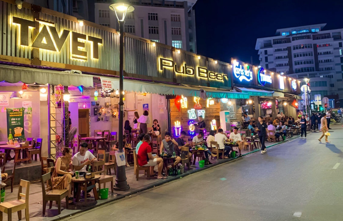 Giải mã hiện tượng lạ trên phố Tây xứ Huế Giới trẻ say sưa cùng trào lưu mới trên bàn nhậu