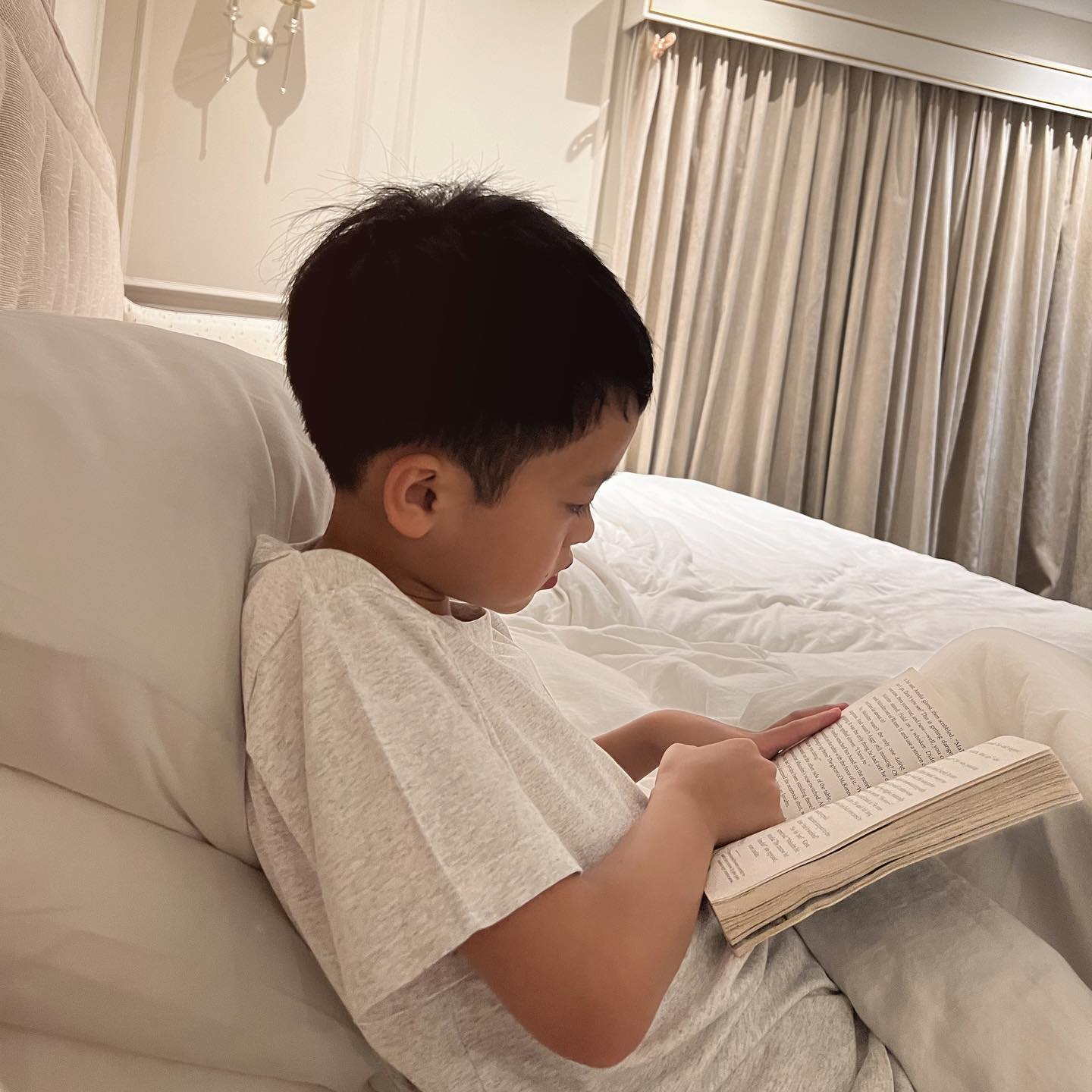 Richard ra dáng anh cả, Tăng Thanh Hà cho biết con rất thông minh, tình cảm 