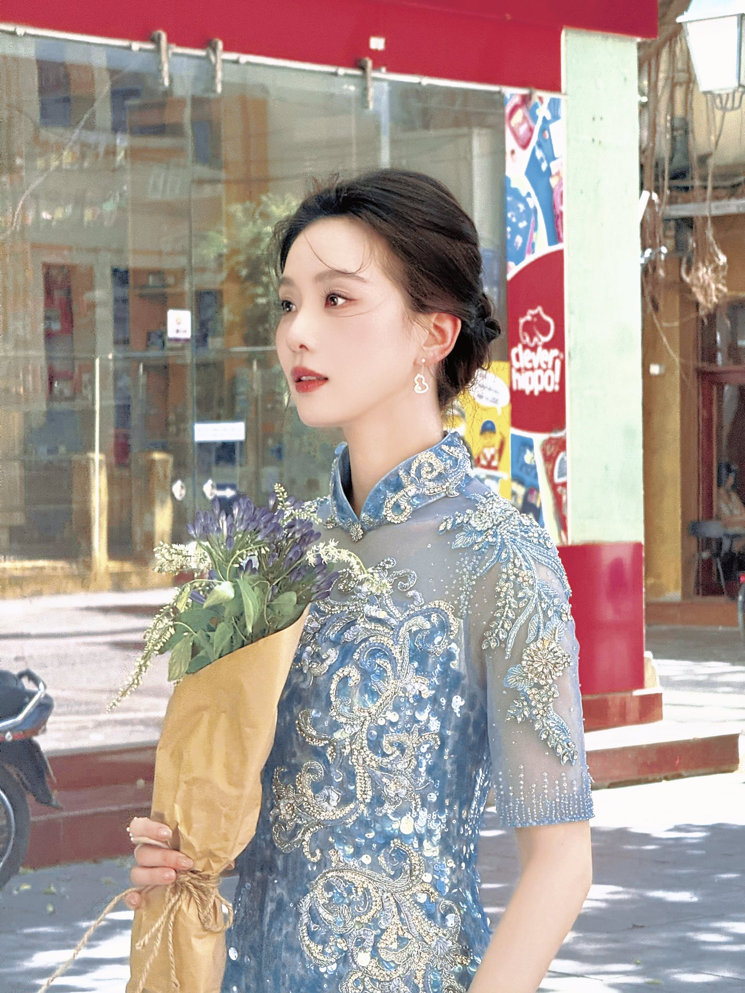 Trong lần đầu tiên đến Việt Nam, Lưu Thi Thi khoe visual đỉnh cao, không chỗ nào để chê. Nhan sắc tươi mát, thanh khiết, dịu dàng của Lưu Thi Thi xua tan cái nóng lên đến 40 độ C của Hà Nội. Ảnh: Hoài Thủy Trúc Đình.