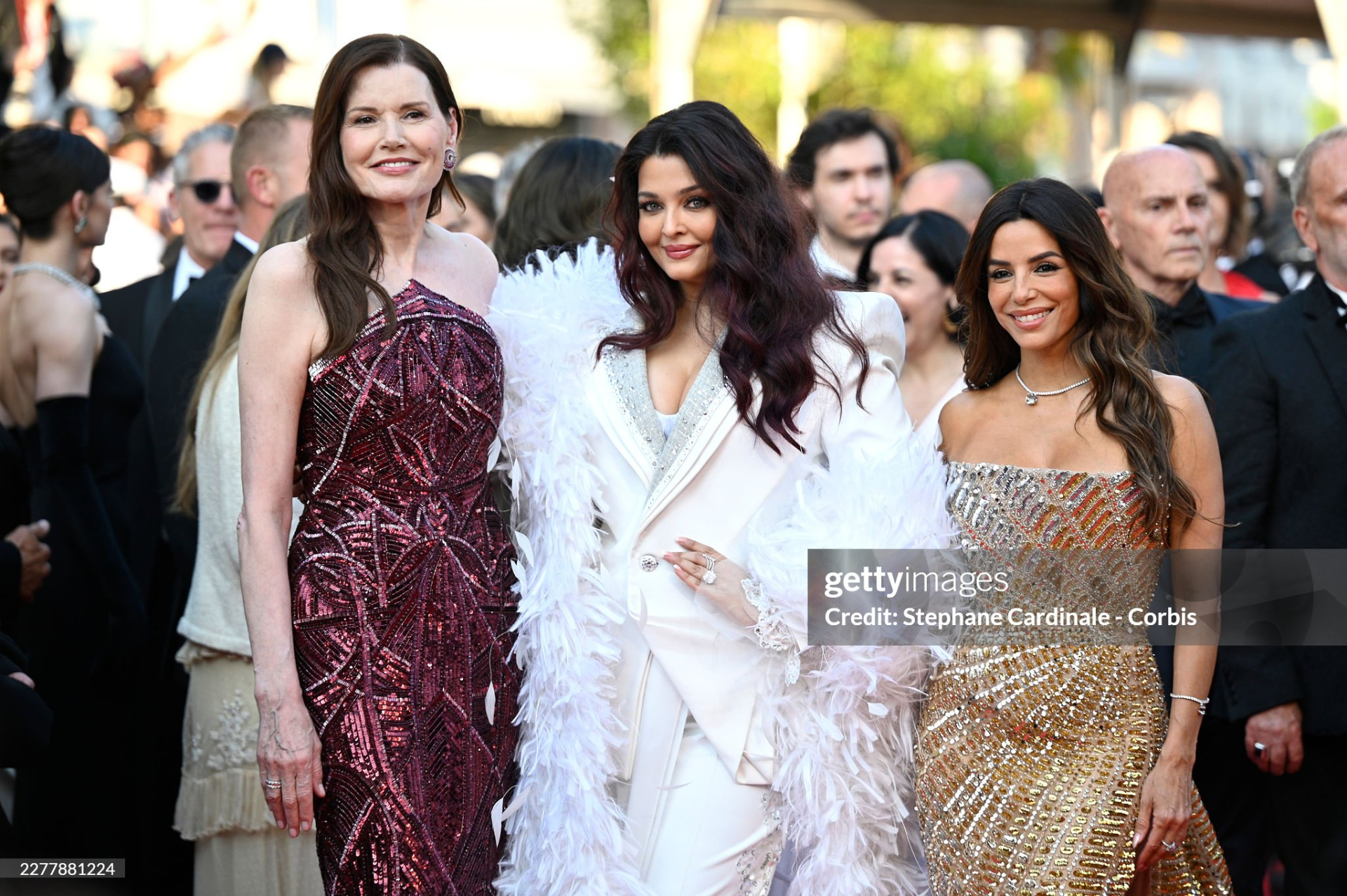 Cô vui vẻ chụp ảnh bên bạn thân Aishwarya Rai và nữ diễn viên Geena Davis. Ảnh: Getty Images