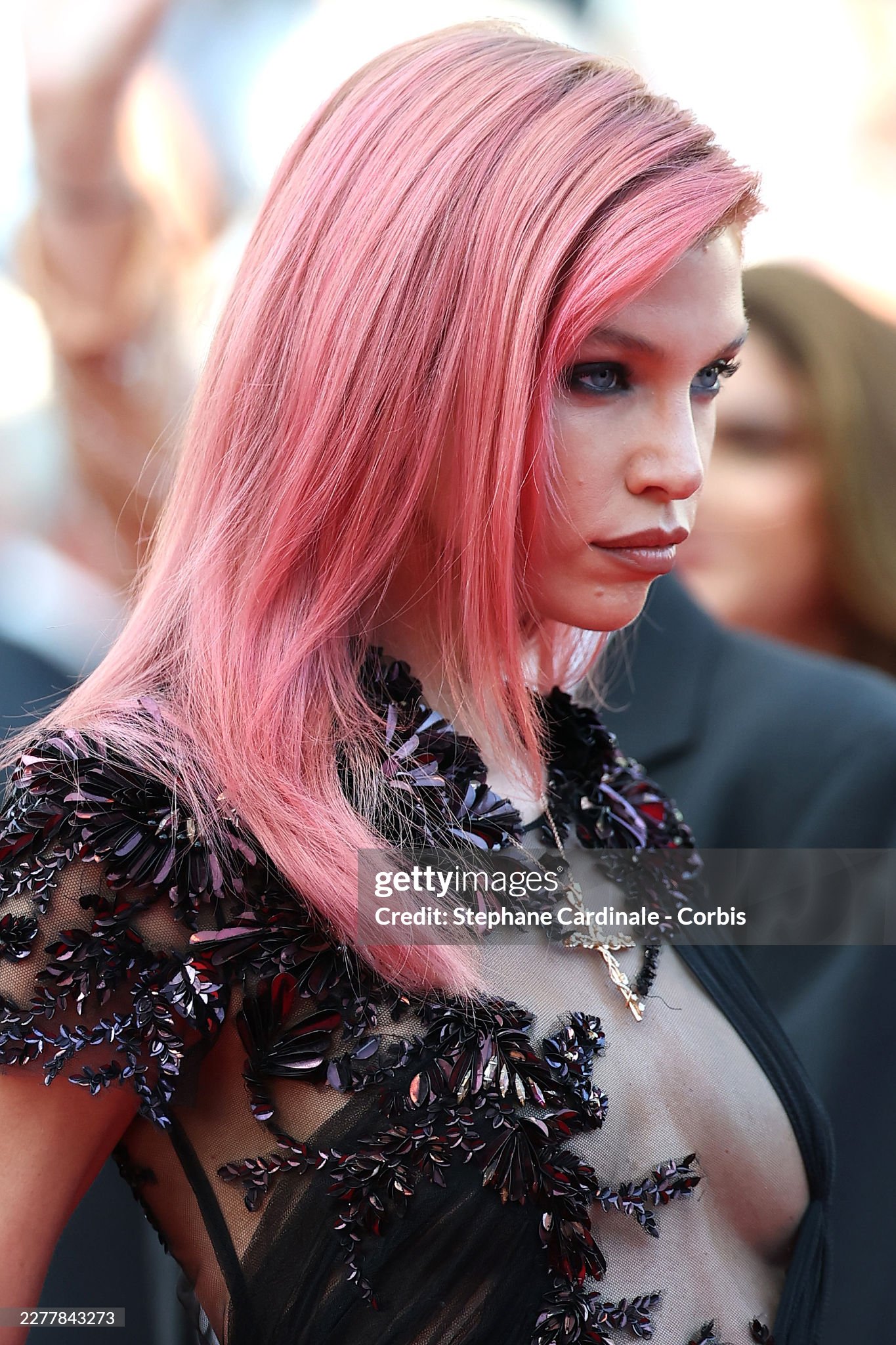 Cùng với thần thái sắc lạnh, trông Stella Maxwell như nhân vật game. Ảnh: Getty Images