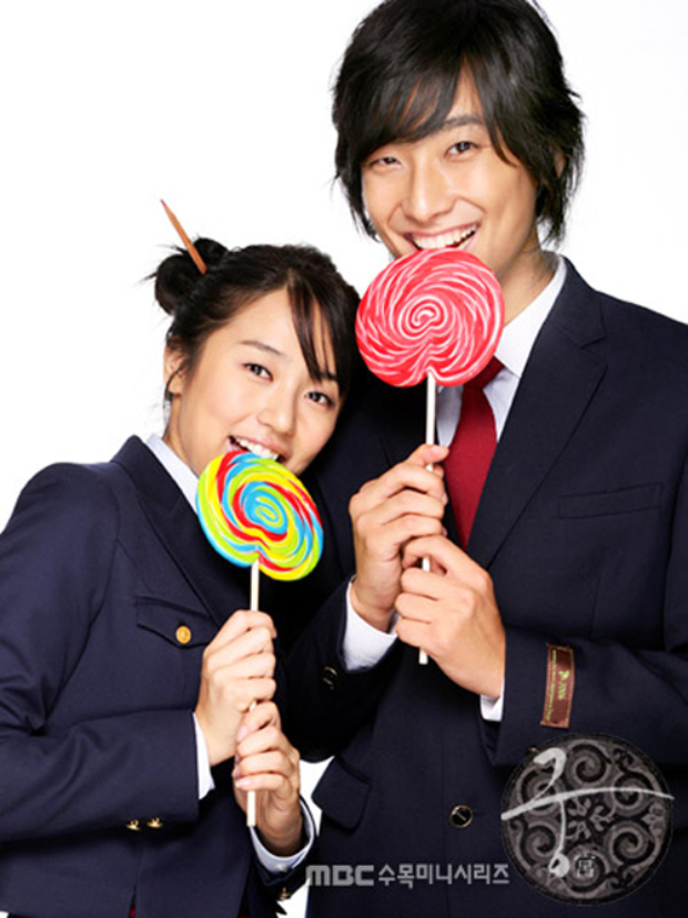 Joo Ji Hoon - Yoon Eun Hye dính nghi vấn hẹn hò sau khi 1 số khán giả chụp lại hình ảnh 2 ngôi sao “khóa môi” trên phố rồi tung lên mạng. Thế nhưng, đến khi Hoàng Cung lên sóng, khán giả mới biết mình đã ăn 1 cú lừa. Ảnh: Nate
