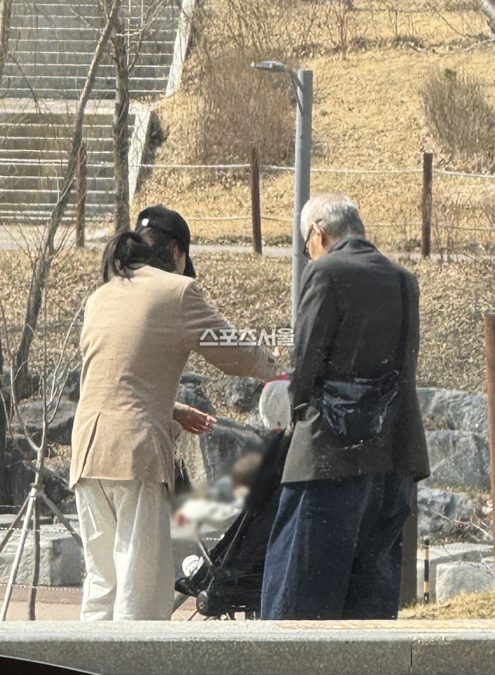 Kim Min Hee - Hong Sang Soo thay phiên nhau đẩy xe cho quý tử trong màn lộ diện hồi tháng 3. Ảnh: Naver