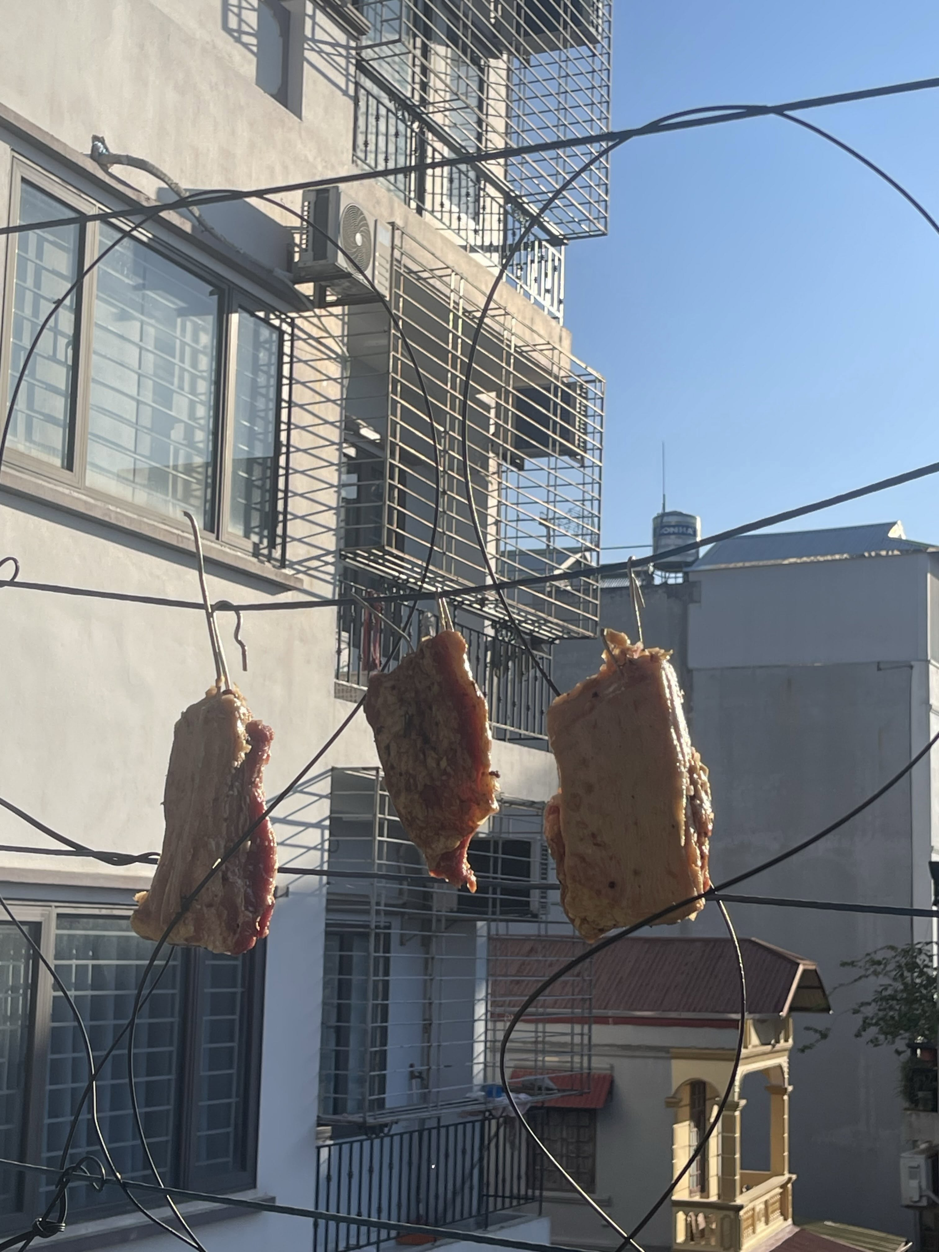 Dân tình mang thịt ra ban công phơi (Nguồn: @malumdongtien)