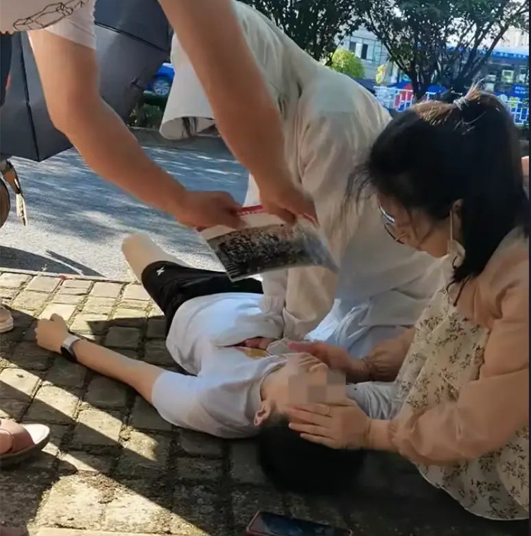 Việc đầu tiên cần làm khi say nắng là di chuyển tới nơi có bóng râm, bổ sung nước (Ảnh minh họa)