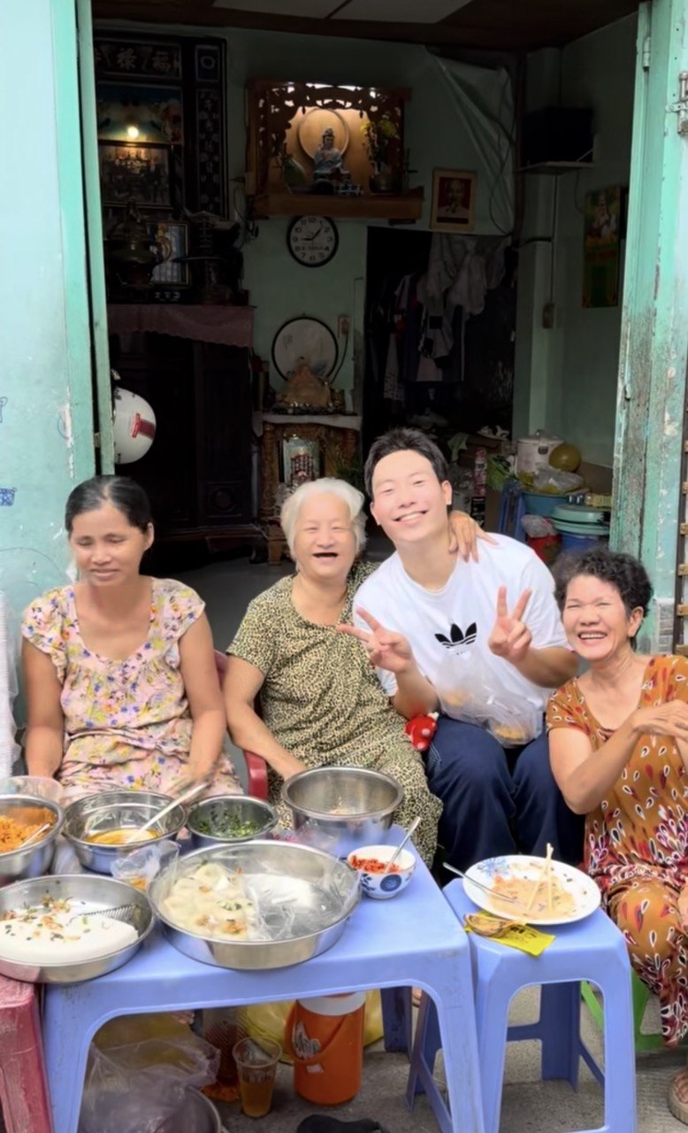 Khách Hàn đứng hình với món bánh “không mặc áo”, nếm xong liền phong là