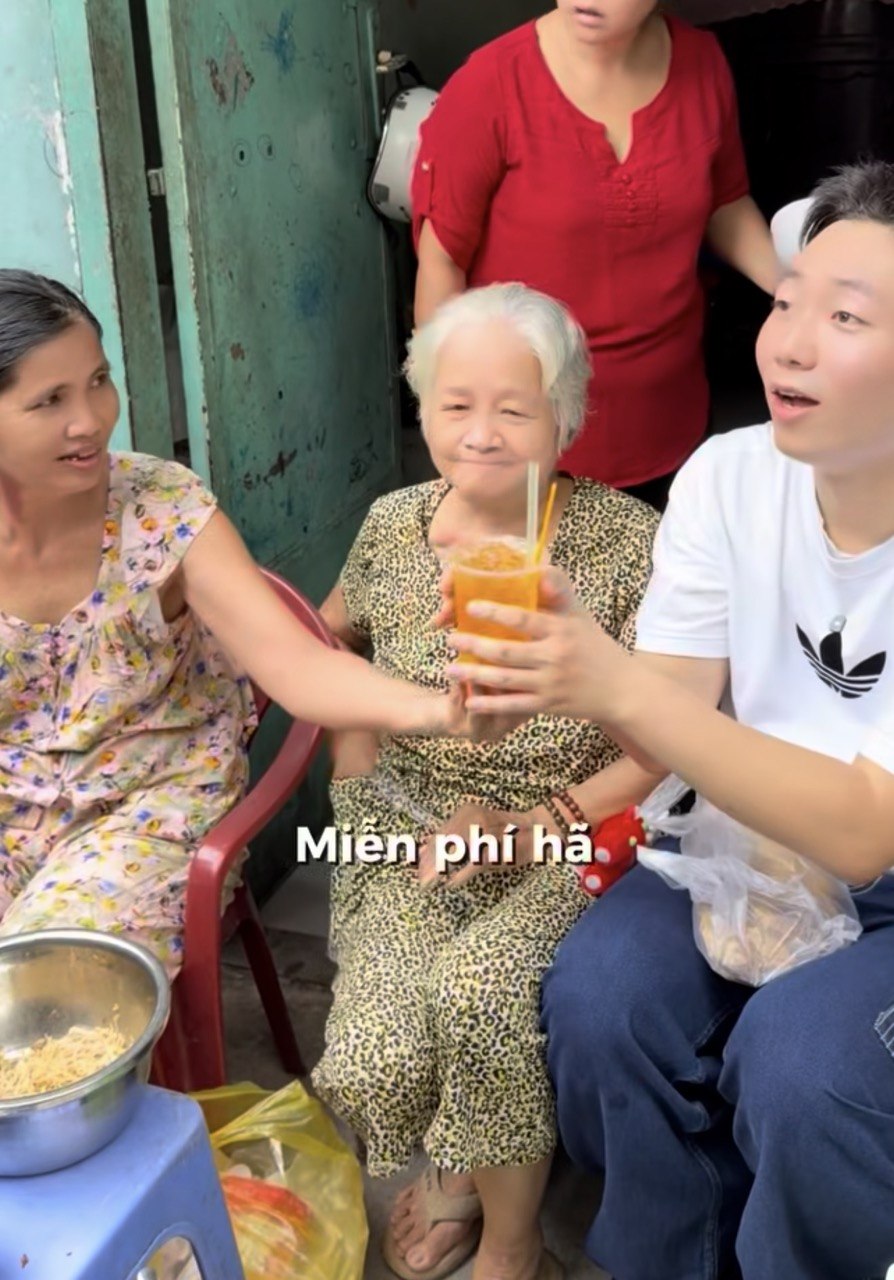 Khách Hàn đứng hình với món bánh “không mặc áo”, nếm xong liền phong là