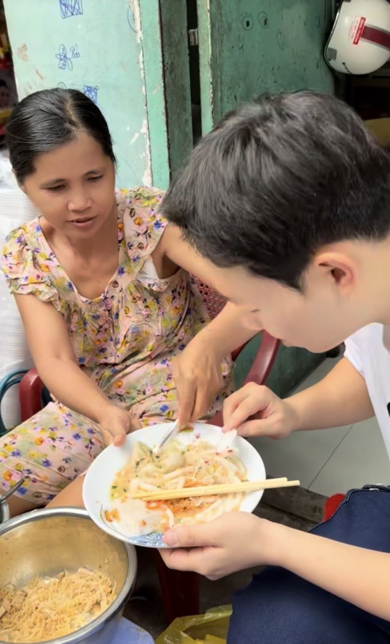 Khách Hàn đứng hình với món bánh “không mặc áo”, nếm xong liền phong là