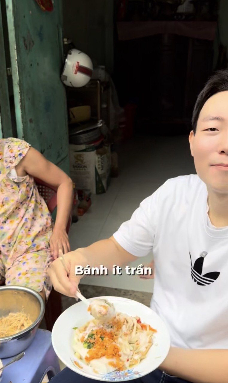 Khách Hàn đứng hình với món bánh “không mặc áo”, nếm xong liền phong là