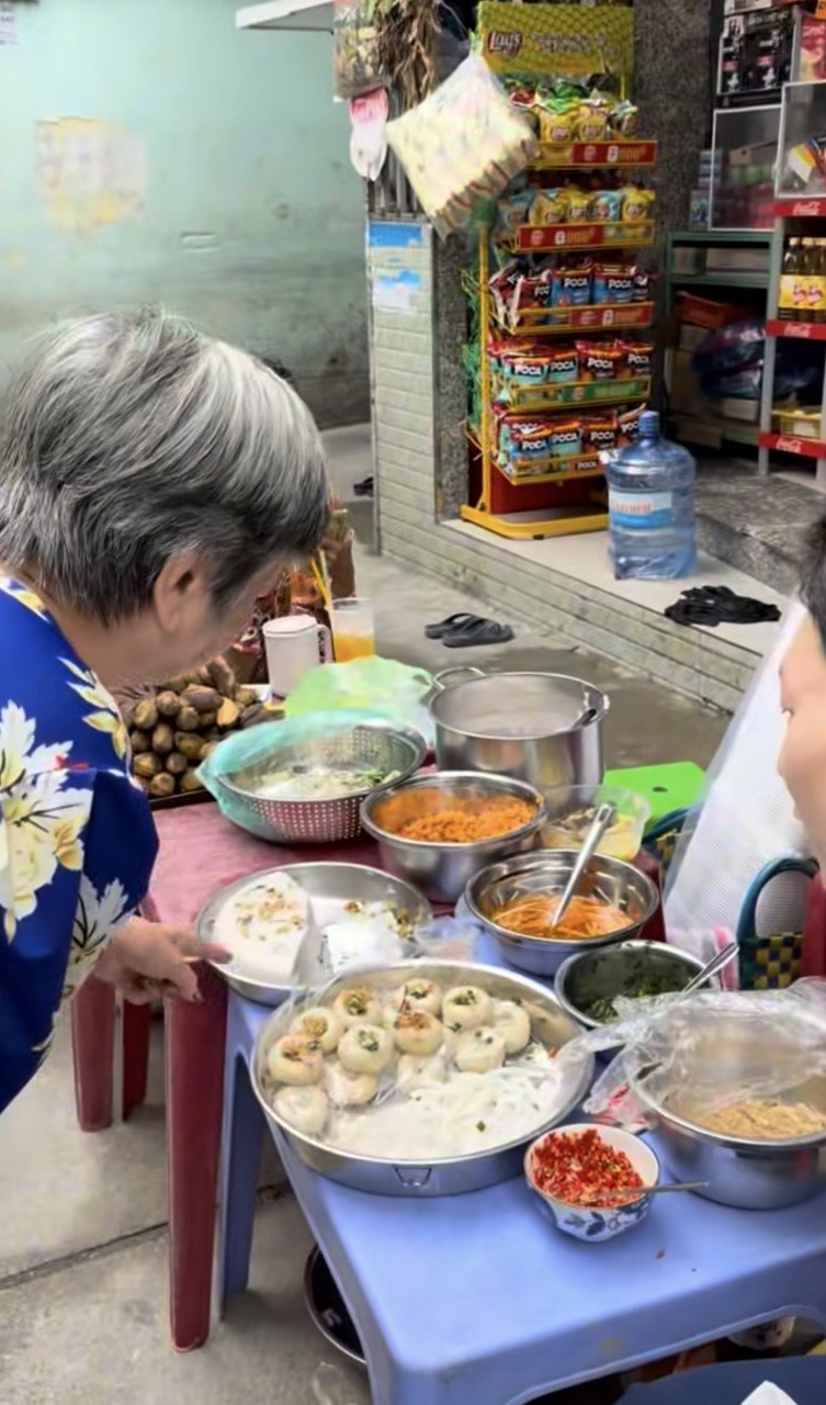 Khách Hàn đứng hình với món bánh “không mặc áo”, nếm xong liền phong là