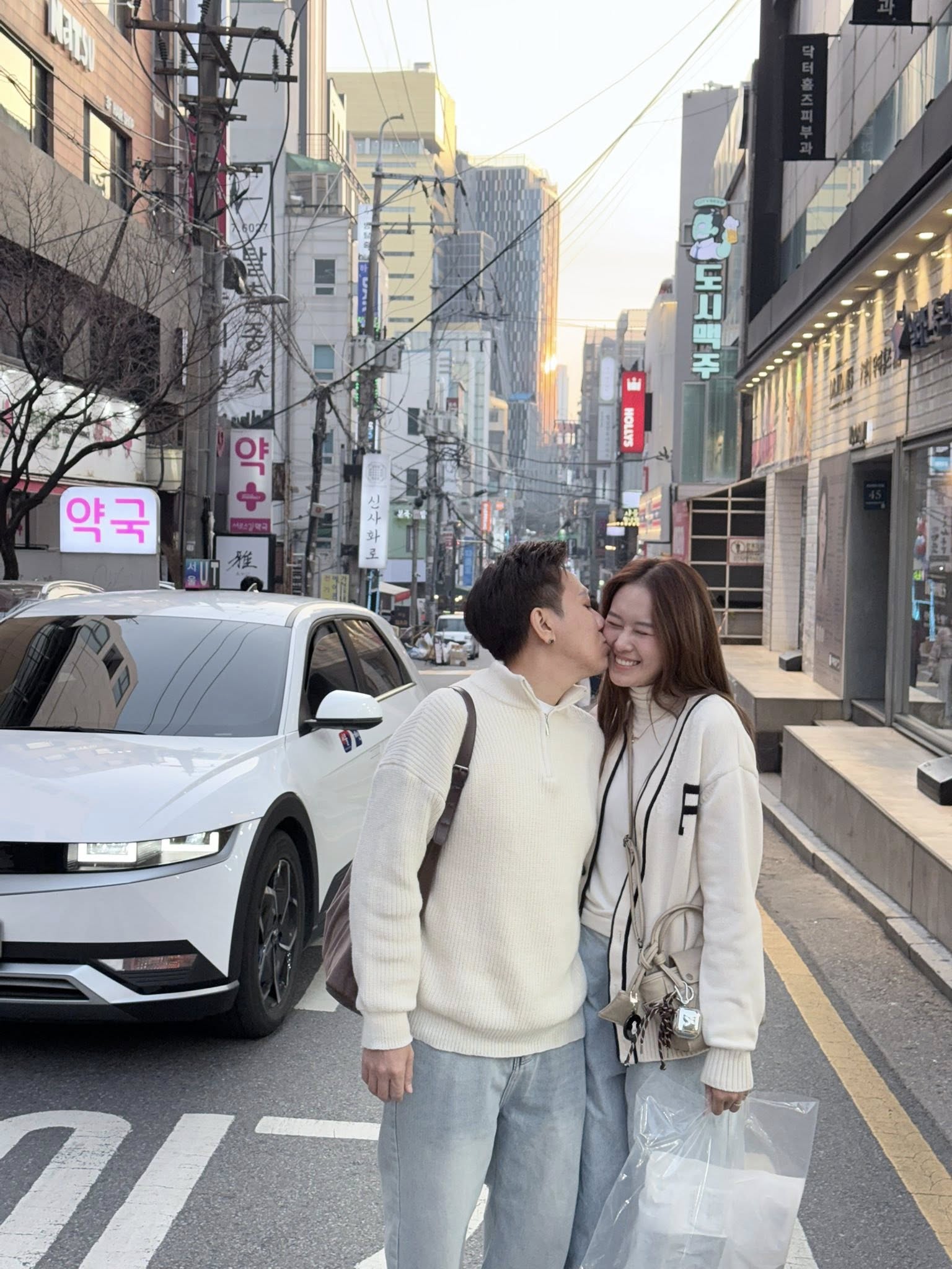Cả hai thường xuyên đi du lịch hâm nóng tình cảm