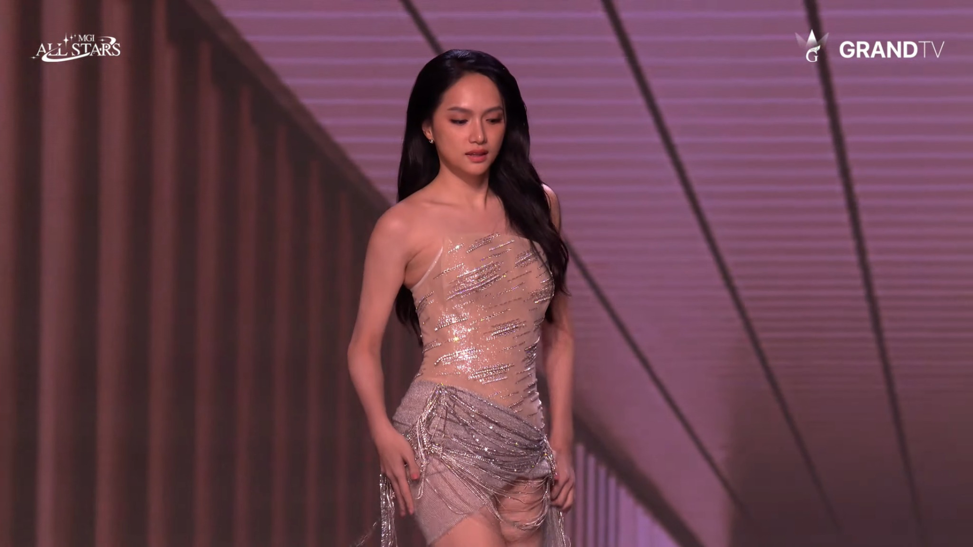Hương Giang trình diễn tự tin với gương mặt không son phấn