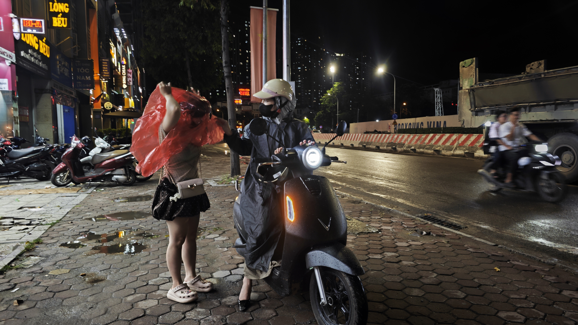 Nhiều người bất ngờ với cơn mưa