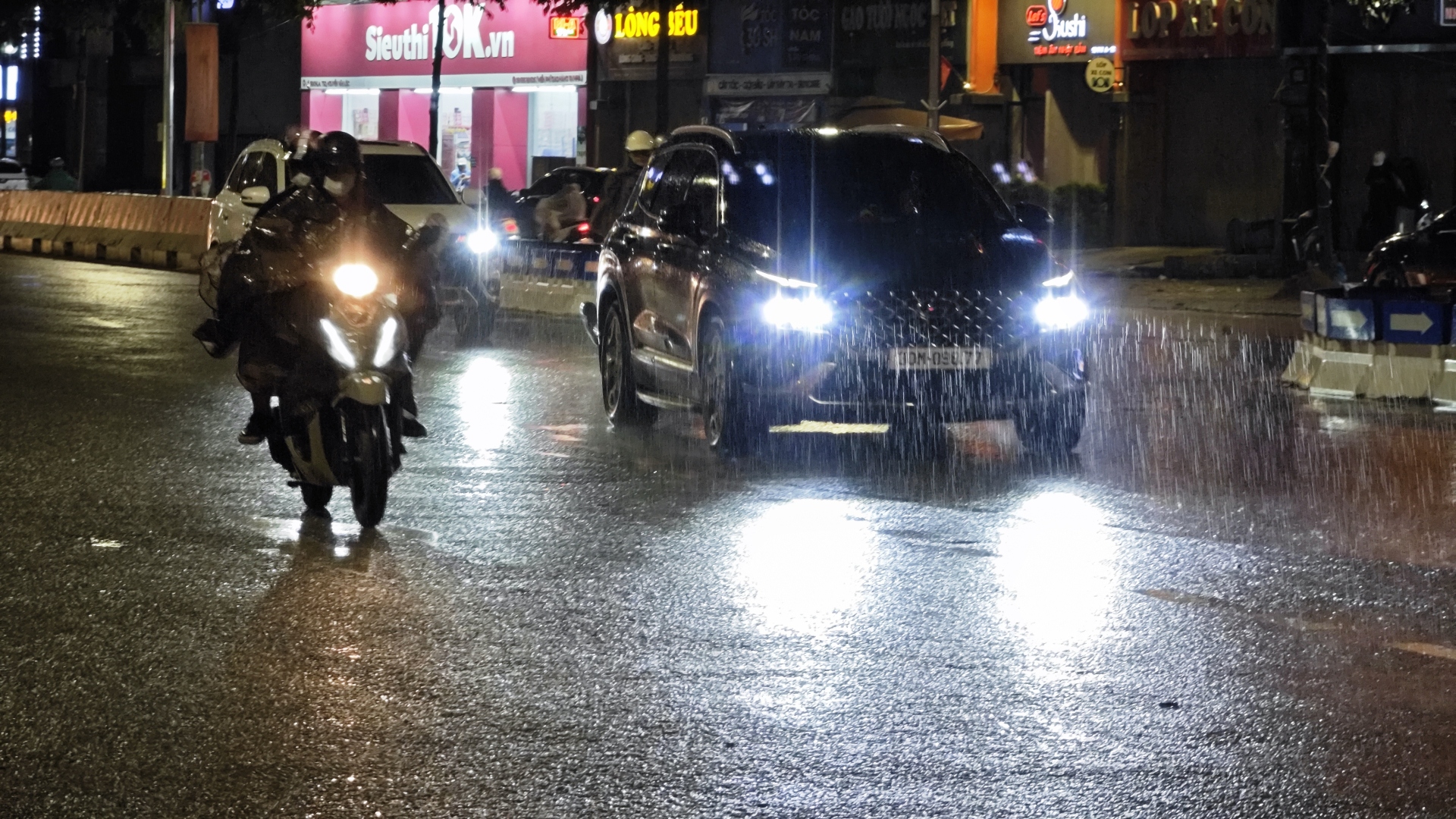 Ngay sau đó, cơn mưa 