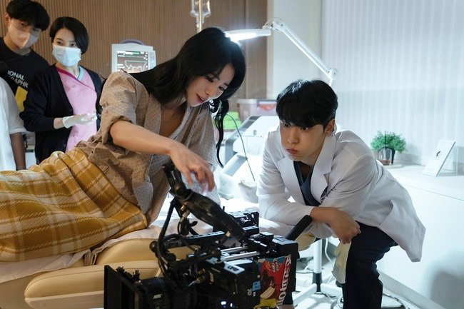 Dậy sóng ảnh Lim Ji Yeon - Lee Do Hyun hẹn hò sau tin kết hôn, ngoại hình đàng trai thay đổi chóng mặt làm netizen hết cả hồn