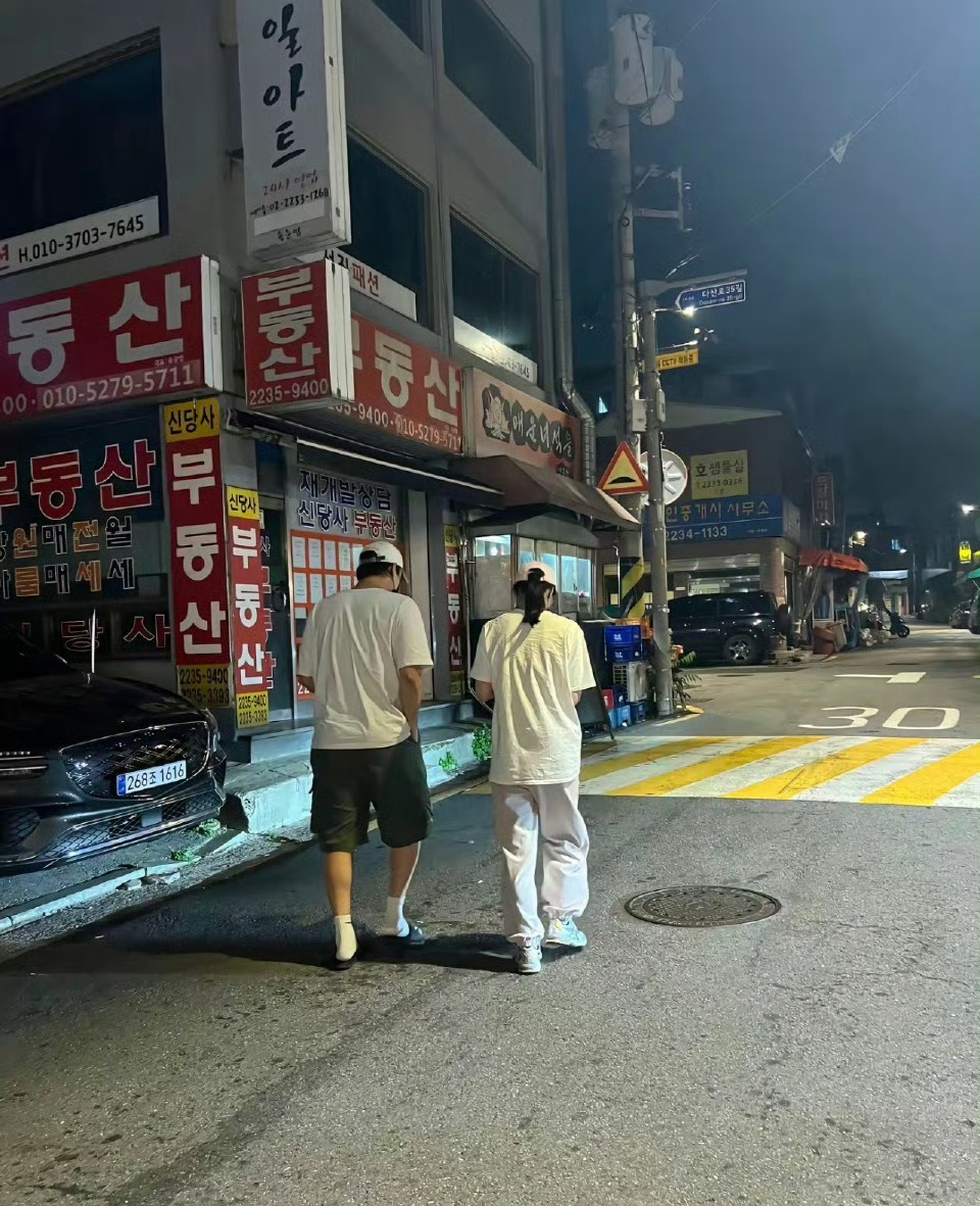 Lee Do Hyun - Lim Ji Yeon gây sốt khi diện đồ giản dị, thoải mái dạo phố cùng nhau mới đây. Nhìn từ phía sau, mỹ nam sinh năm 1995 to lớn gấp đôi bạn gái. Ảnh: Sina
