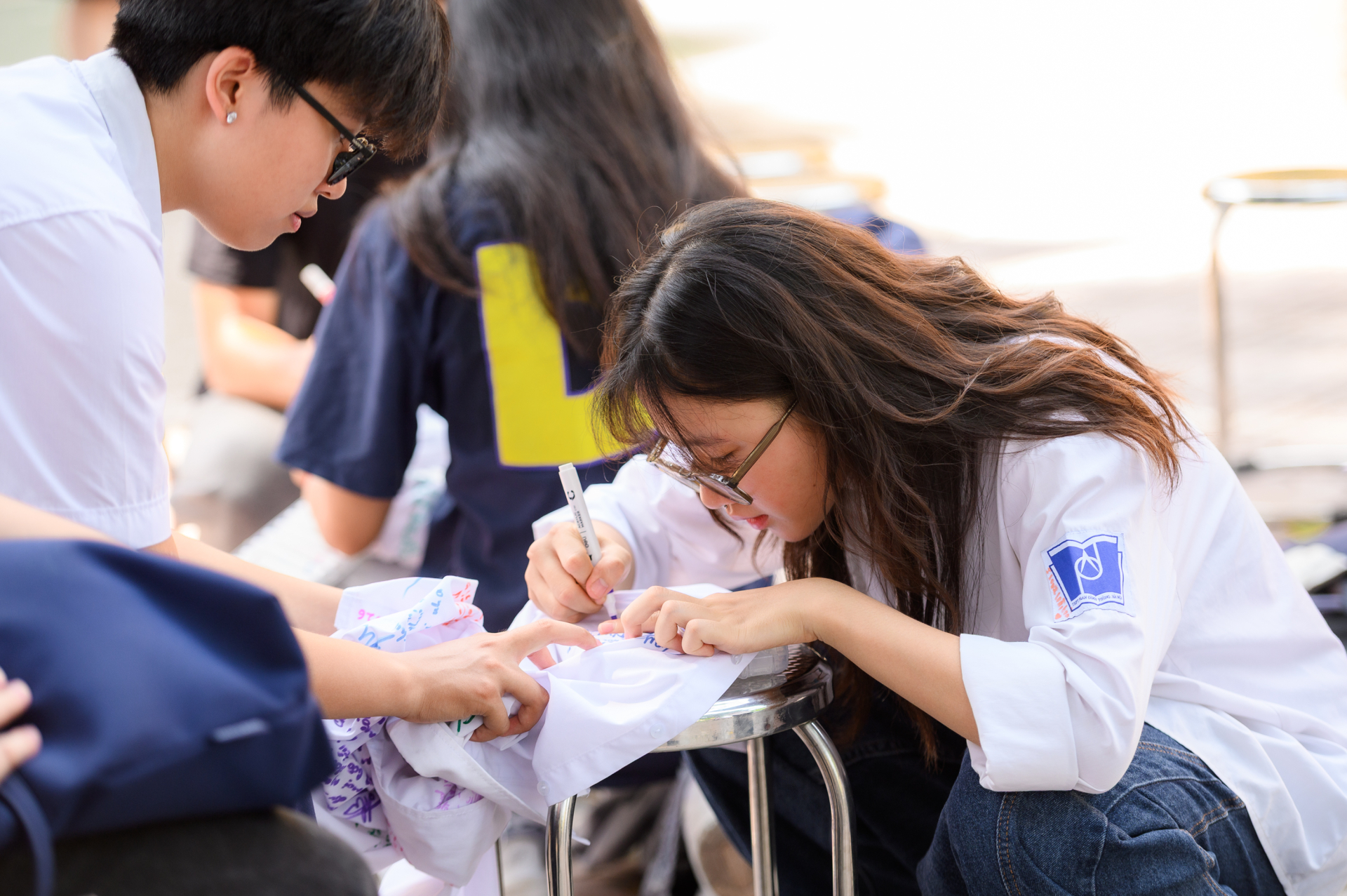 Ghé trường cấp 3 có cảnh quan đẹp nhất Hà Nội dự lễ bế giảng: Trời gần 40 độ, dàn nữ sinh vẫn chiếm trọn spotlight