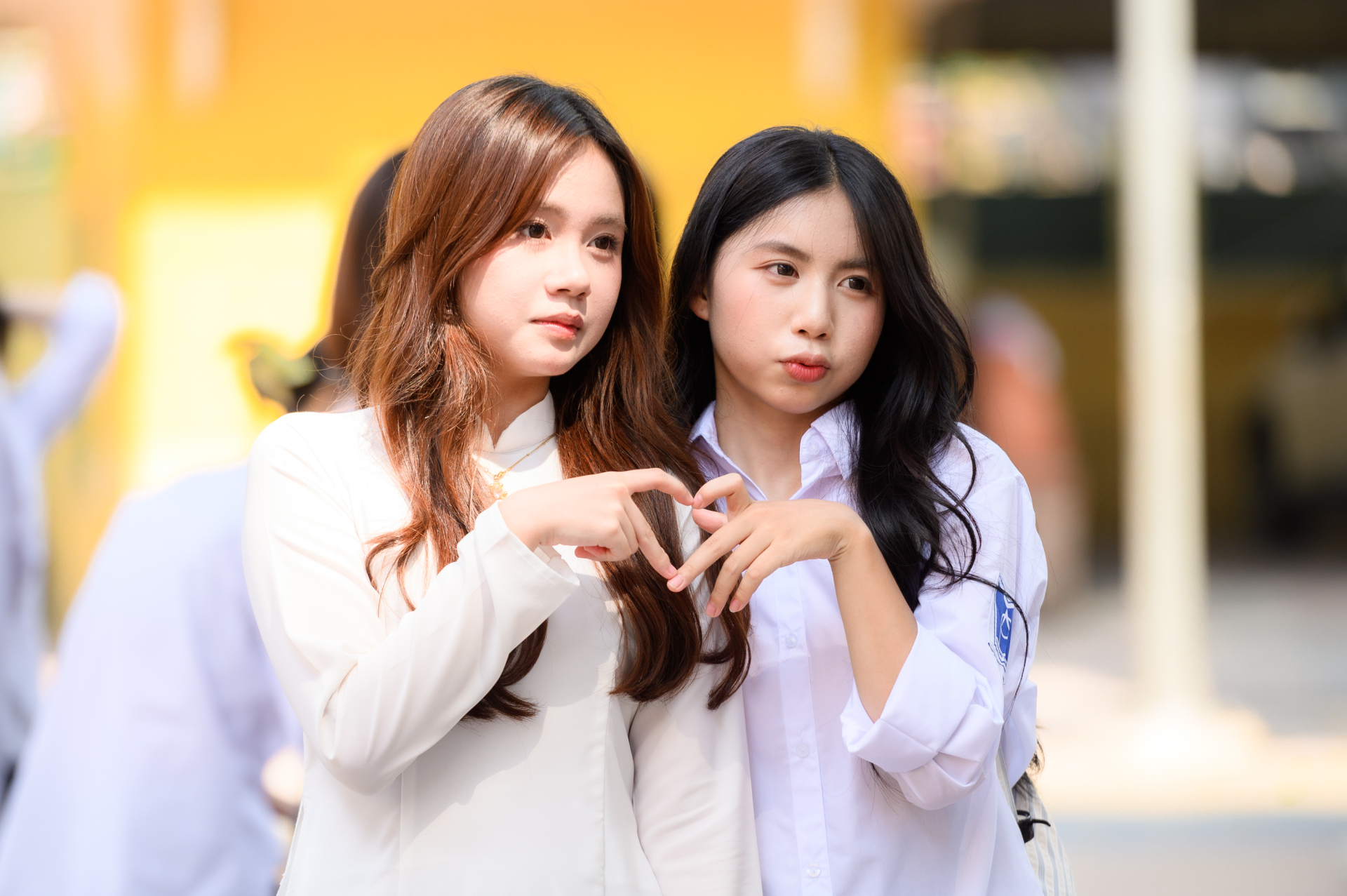 Ghé trường cấp 3 có cảnh quan đẹp nhất Hà Nội dự lễ bế giảng: Trời gần 40 độ, dàn nữ sinh vẫn chiếm trọn spotlight